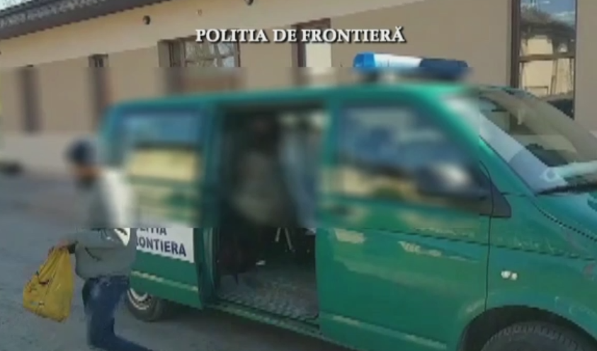 Opt migranti din Bangladesh, prinsi in timp ce incercau sa intre in Romania. Acestia mersesera pe jos toata noaptea