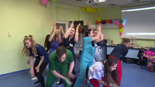 Spectacol oferit de studentii la Medicina din Oradea pentru copii internati la Oncologie. "E un cadou de Paste"