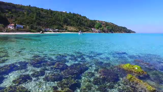 Grecii si-au deschis deja hotelurile si au pregatit oferte speciale pentru Paste. Cat costa o noapte de cazare la 4 stele