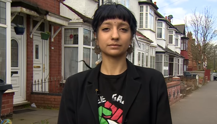 Fotografia unei femei care a infruntat zambind un extremist in Birmingham s-a viralizat: "Nu m-am temut de el"