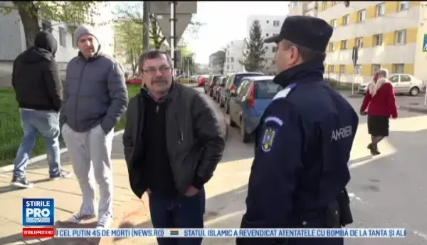 12 masini, vandalizate intr-o singura noapte de un barbat care purta o gluga. Politia are imagini cu faptasul