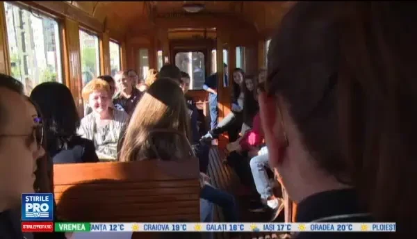 Oradenii s-au inghesuit de Florii sa calatoreasca cu un tramvai vechi de 100 de ani. Cat a costat un bilet