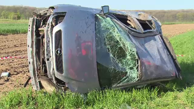 Sofer de 19 ani, transportat cu elicopterul la spital, dupa ce a incercat sa evite o caruta si a ajuns cu masina pe camp