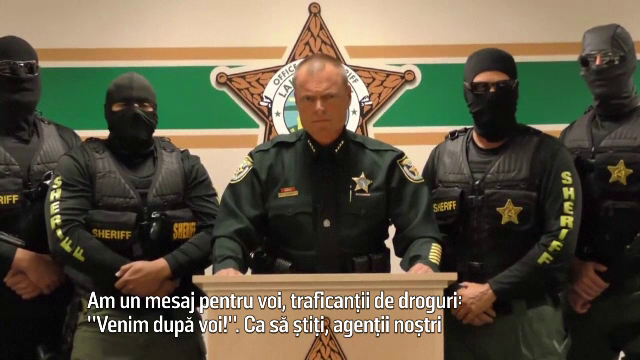 Un serif a fost filmat alaturi de 4 agenti mascati, in timp ce le transmitea un mesaj controversat traficantilor de droguri