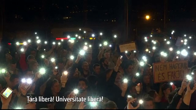 Legea care "ar da afara" din Ungaria universitatea finantata de Soros a fost promulgata. Oamenii au iesit in strada