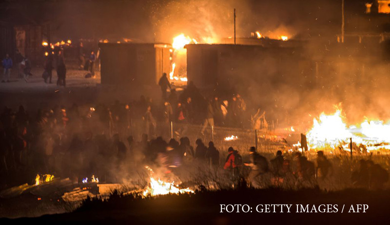O tabara de migranti din Franta a luat foc, dupa o batalie intre afgani si kurzi. "A ramas doar un morman de cenusa"