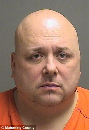 Nu a mai asteptat sentinta judecatorului! Un barbat acuzat de viol si crima si-a decis singur sfarsitul. VIDEO