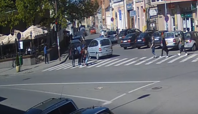 Un sofer incepator de 70 de ani a lovit o femeie si un copil pe trecerea de pietoni, in Dej. O camera a filmat momentul