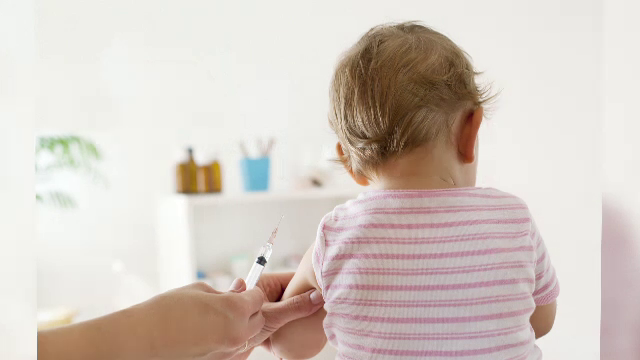 Parintii care nu isi vaccineaza copiii pot fi acuzati de infractiunea de rele tratamente. Cati ani de inchisoare risca