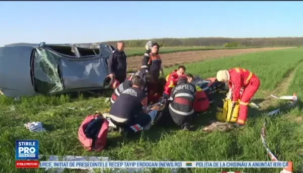 Sofer de 19 ani, transportat cu elicopterul la spital, dupa ce a incercat sa evite o caruta si a ajuns cu masina pe camp
