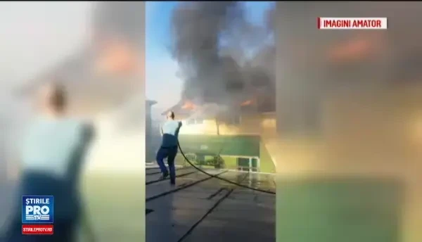 Interventie cu 6 autospeciale de pompieri la un incendiu din Galati. 3 case au fost afectate, dintre care una a ars complet