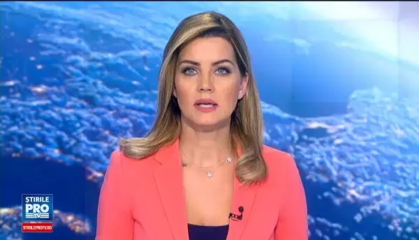 Un sofer incepator de 70 de ani a lovit o femeie si un copil pe trecerea de pietoni, in Dej. O camera a filmat momentul