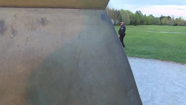 Coloana Infinitului, vandalizata din nou. O fata de 17 ani si-a scrijelit numele, cu politistii la cativa metri de ea