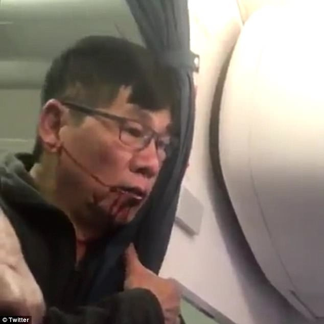 Directorul United Airlines isi cere scuze, dupa ce un pasager a fost tarat dintr-un avion. "Nu se va mai intampla niciodata"