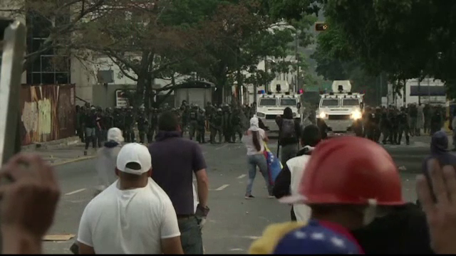 Jandarmii din Venezuela au folosit gaze lacrimogene pentru a-i dispersa pe protestatari. O femeie de 87 de ani a murit