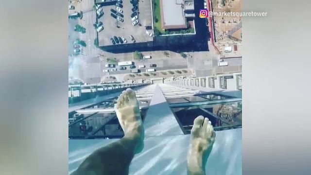 Piscina in care inveti sa inoti si sa "zbori" in acelasi timp, din Texas. Cat se extinde in afara cladirii de lux