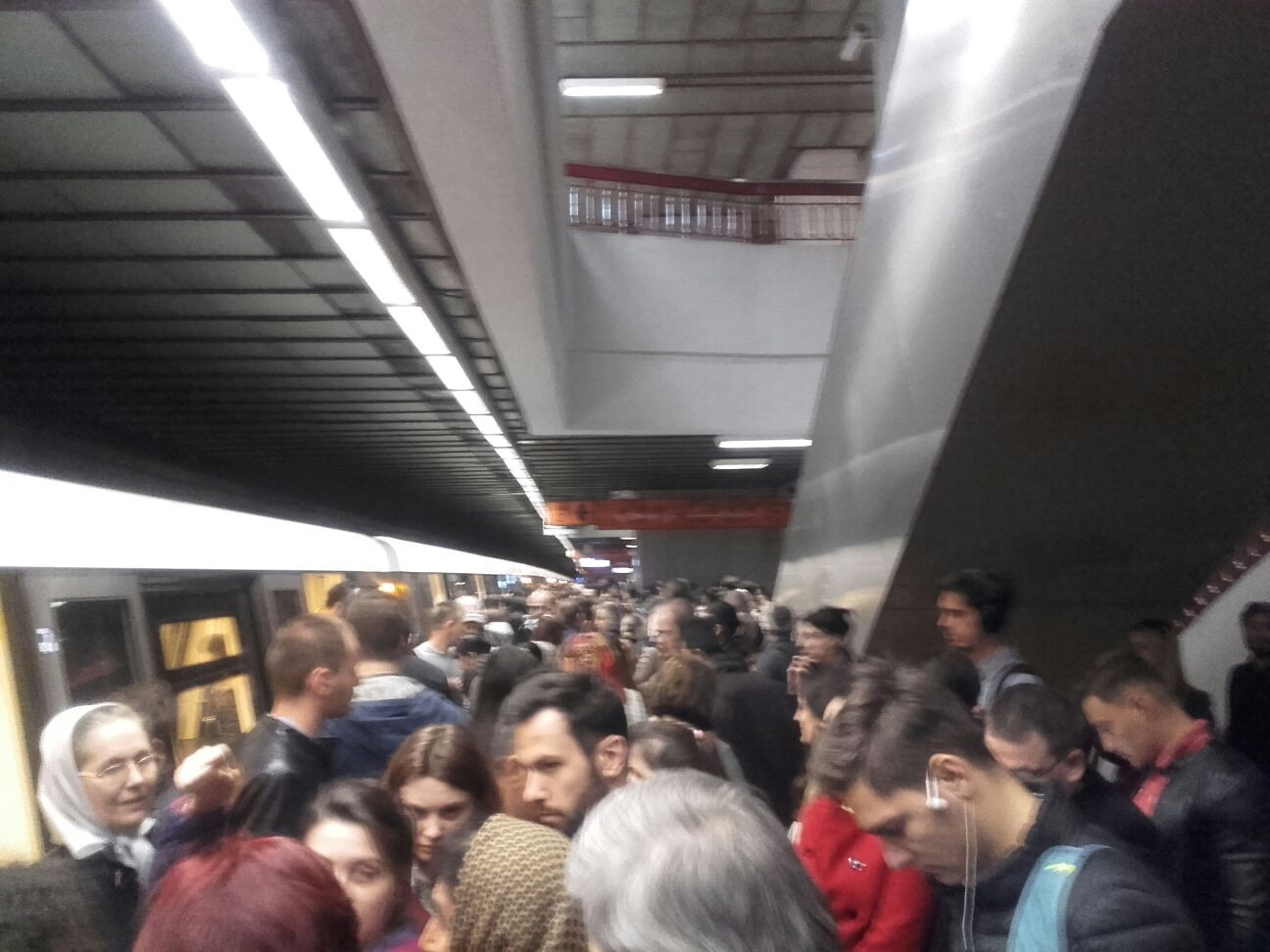 Haos la metrou, intre statiile Dristor 2 si Gara de Nord. O conducta RADET care s-a spart a provocat devierea unor trenuri