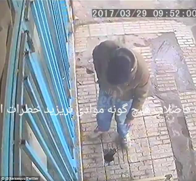 A fost la un pas de moarte dupa ce a aruncat o tigara aprinsa intr-o groapa din trotuar. Ce s-a intamplat in acel moment