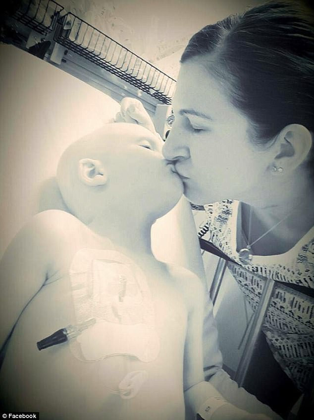 Un copil de 4 ani a murit rapus de cancer, iar mama sa a descris experienta tragica. A strans 600.000 de share-uri