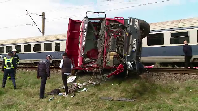 Accident grav in judetul Cluj. Soferul unei basculante a ajuns la spital dupa ce autoutilitara a fost lovita de tren