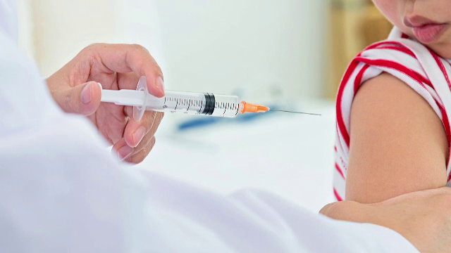 Legea vaccinarii starneste controverse. Parintii care refuza imunizarea copiilor s-au revoltat cand au aflat ce risca