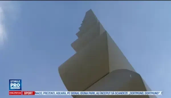 Coloana Infinitului, vandalizata din nou. O fata de 17 ani si-a scrijelit numele, cu politistii la cativa metri de ea