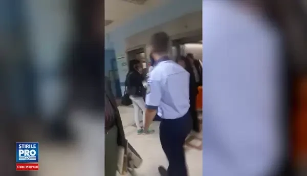 Imagini SOCANTE, filmate intr-un spital din Bucuresti. Un bolnav a fost lasat in genunchi pe holuri, fara sa intervina nimeni