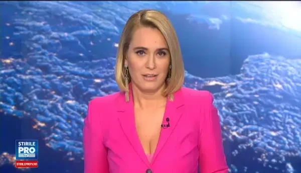 Piscina in care inveti sa inoti si sa zbori in acelasi timp, din Texas. Cat se extinde in afara cladirii de lux