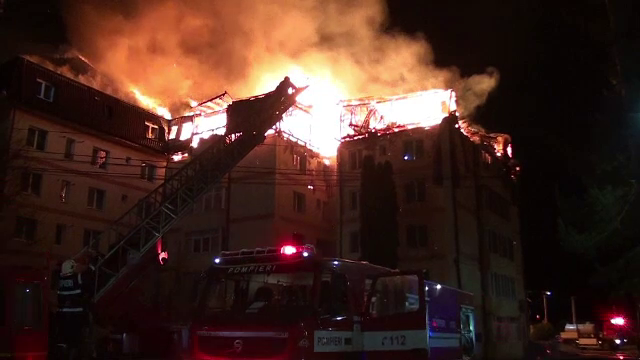 Mansarda unui bloc din Gura Humorului, cuprinsa de flacari. 18 apartamente au fost distruse, iar oamenii au ajuns in strada