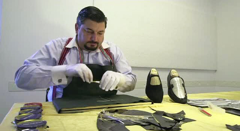 Un designer italian sustine ca a creat primii pantofi de aur din istorie. Fabricarea incaltarilor a durat 8 luni