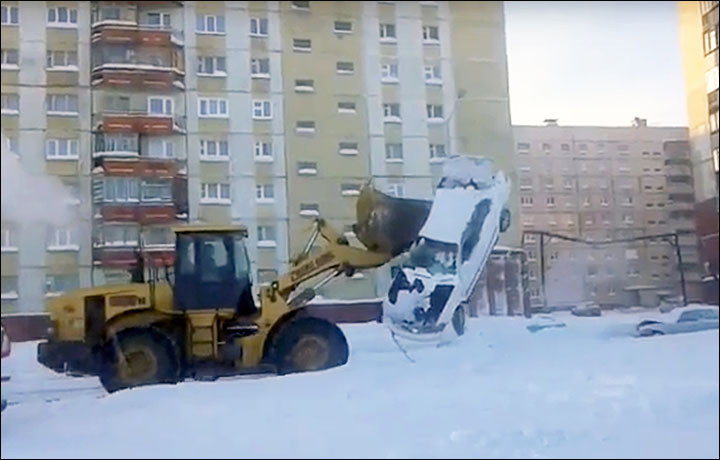 "Hingherii de masini" din Rusia folosesc excavatorul. "Nici macar nu se zgarie prea tare"