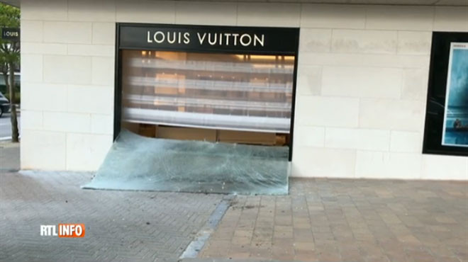 Roman arestat in Belgia, dupa un jaf la Louis Vuitton. Omul a folosit masina ca pe un berbec