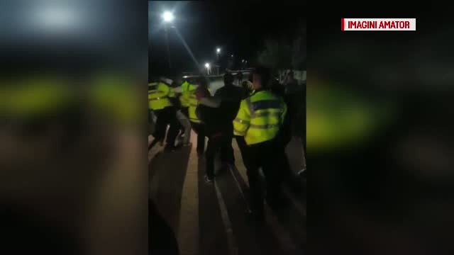 Patru tineri s-au ales cu dosare penale, iar alti 21 au fost amendati, dupa ce o vecina i-a reclamat ca asculta muzica tare