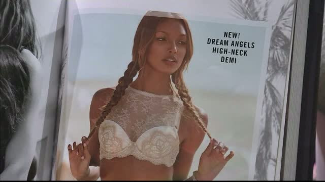 Frumoasele de la Victoria's Secret au prezentat cele mai noi tendinte la capitolul lenjerie intima. Ce se poarta vara asta