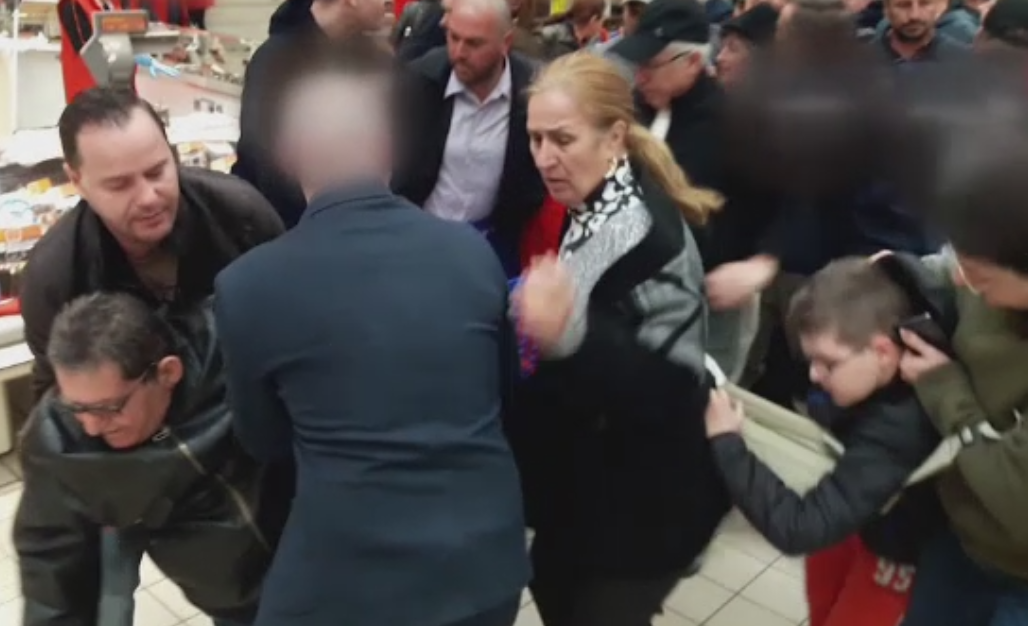 Bataie pe cozonaci intr-un supermarket din Iasi. Mai multe persoane s-au asezat la coada de la 5 dimineata