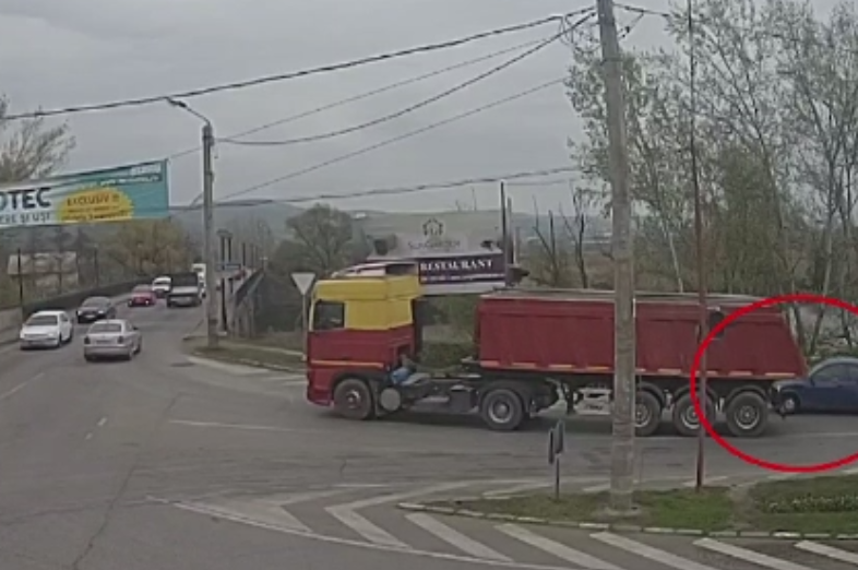 Imprudenta era sa-l costa viata. Greseala facuta de un sofer a carui masina a fost zdrobita de un TIR
