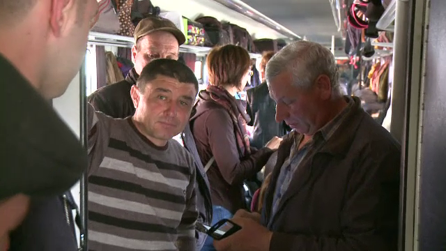 Marele exod de Paste, pe calea ferata. Cati oameni au incaput intr-un tren cu 600 de locuri? "Mergem exact ca in India"