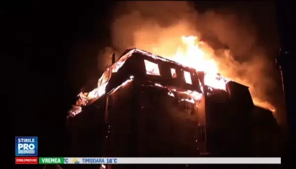 Mansarda unui bloc din Gura Humorului, cuprinsa de flacari. Zeci de persoane au fost evacuate