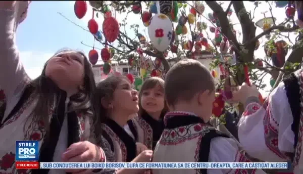 Concurs de vopsit oua, organizat de Protectia Copilului in Bacau. Cum s-au distrat copiii de la Spitalul de Pediatrie