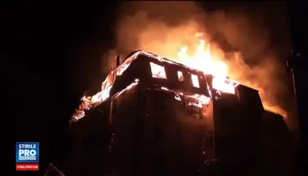 Mansarda unui bloc din Gura Humorului, cuprinsa de flacari. 18 apartamente au fost distruse, iar oamenii au ajuns in strada