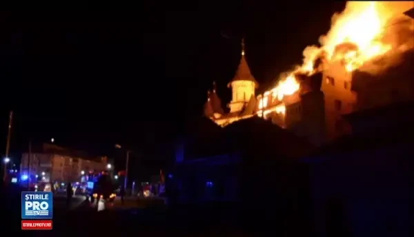 Mansarda unui bloc din Gura Humorului, cuprinsa de flacari. 18 apartamente au fost distruse, iar oamenii au ajuns in strada