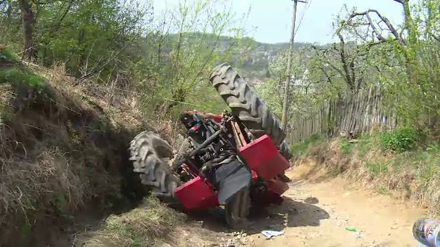 tractor rasturnat