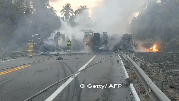 Cel putin 24 de morti, dupa ce un autobuz cu turisti a lovit o cisterna in Mexic