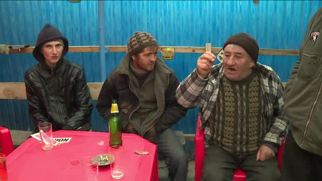 Romania, locul 5 in lume la consumul excesiv de alcool. "Beau pentru organism, imi da putere. Apa te slabeste"