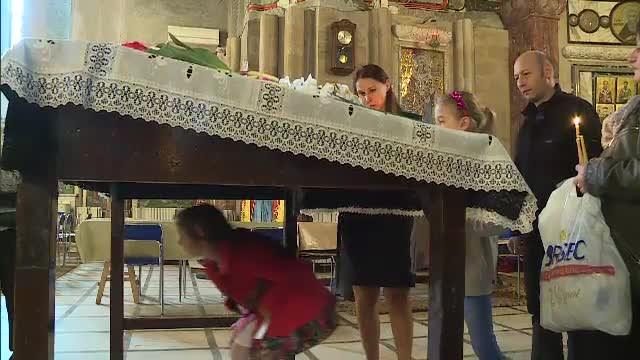 Vinerea Mare, cea mai dureroasa zi a crestinatatii. Ce semnifica trecerea pe sub masa, in biserica