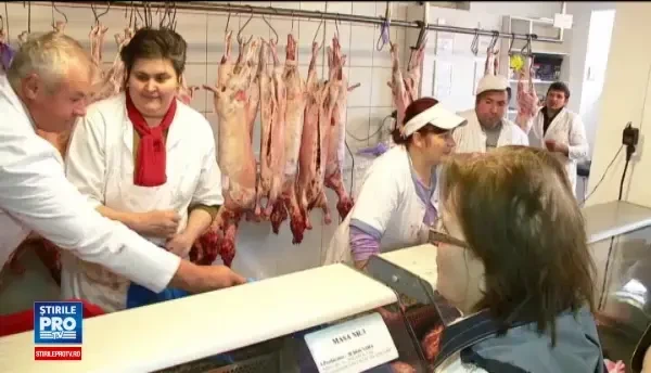 Pietele sunt pline de oameni in cautare de miel si alte preparate. De ce vanzarile au fost mai mari ca anul trecut