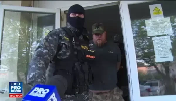 Un barbat din Targoviste a fost batut de 3 indivizi pentru ca i-ar fi facut avansuri sefei. Procurorii cer arestarea lor