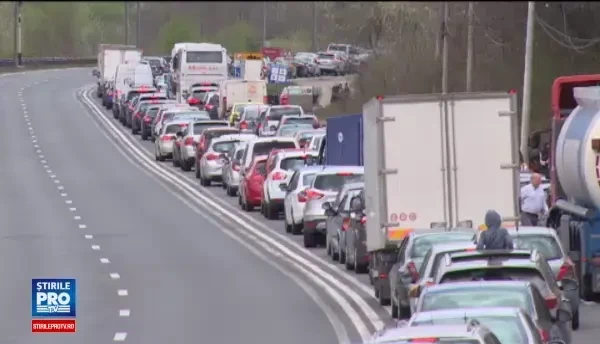 Drumul spre vacanta de Paste de la munte, din nou un calvar. Sofer: Masini multe, soseaua stramta, asta e problema