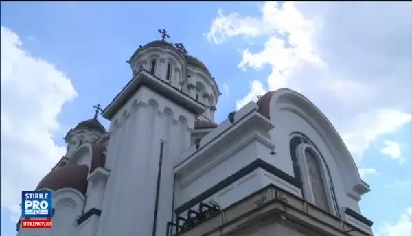 Vinerea Mare, cea mai dureroasa zi a crestinatatii. Ce semnifica trecerea pe sub masa, in biserica