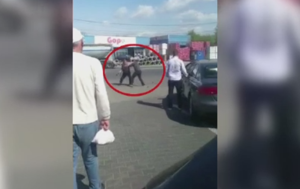Bataie intr-o benzinarie din Targoviste. Doi barbati si-au "umflat" muschii in fata unei pompe de aer